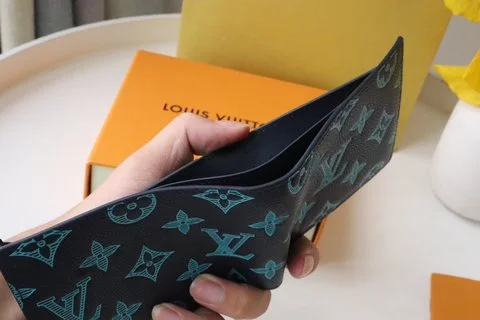 "Lv M82322短夾 - 經典Monogram與Zippy Wallet Vertical設計"