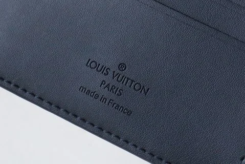 "Lv M82322短夾 - 經典Monogram與Zippy Wallet Vertical設計"