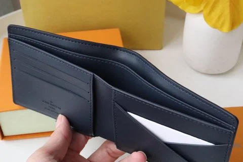 "Lv M82322短夾 - 經典Monogram與Zippy Wallet Vertical設計"