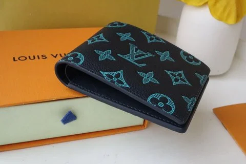 "Lv M82322短夾 - 經典Monogram與Zippy Wallet Vertical設計"