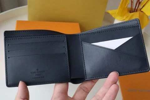 "Lv M82322短夾 - 經典Monogram與Zippy Wallet Vertical設計"