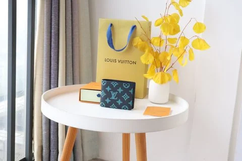 "Lv M82322短夾 - 經典Monogram與Zippy Wallet Vertical設計"