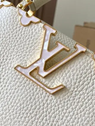 LV珍珠白貝殼Capucines迷你手袋 | 經典Monogram花卉裝飾