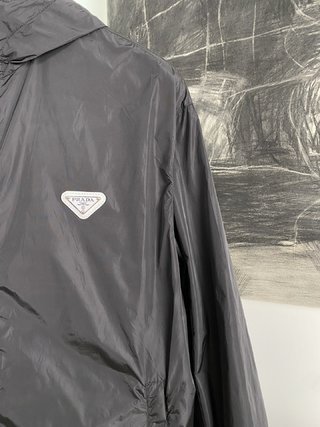 PRADA普拉達環保再生運動夾克 | 時尚與實用的完美融合