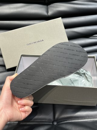 Balenciaga新季情侶厚底拖鞋 - 可樂刺繡牛皮鞋面設計