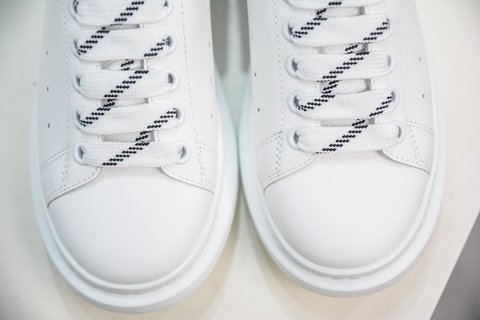 亞歷山大·麥昆時尚厚底小白鞋 | 極致舒適與時尚共存
