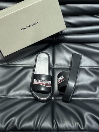 Balenciaga全新情侶款厚底拖鞋 - 時尚可樂主題刺繡設計