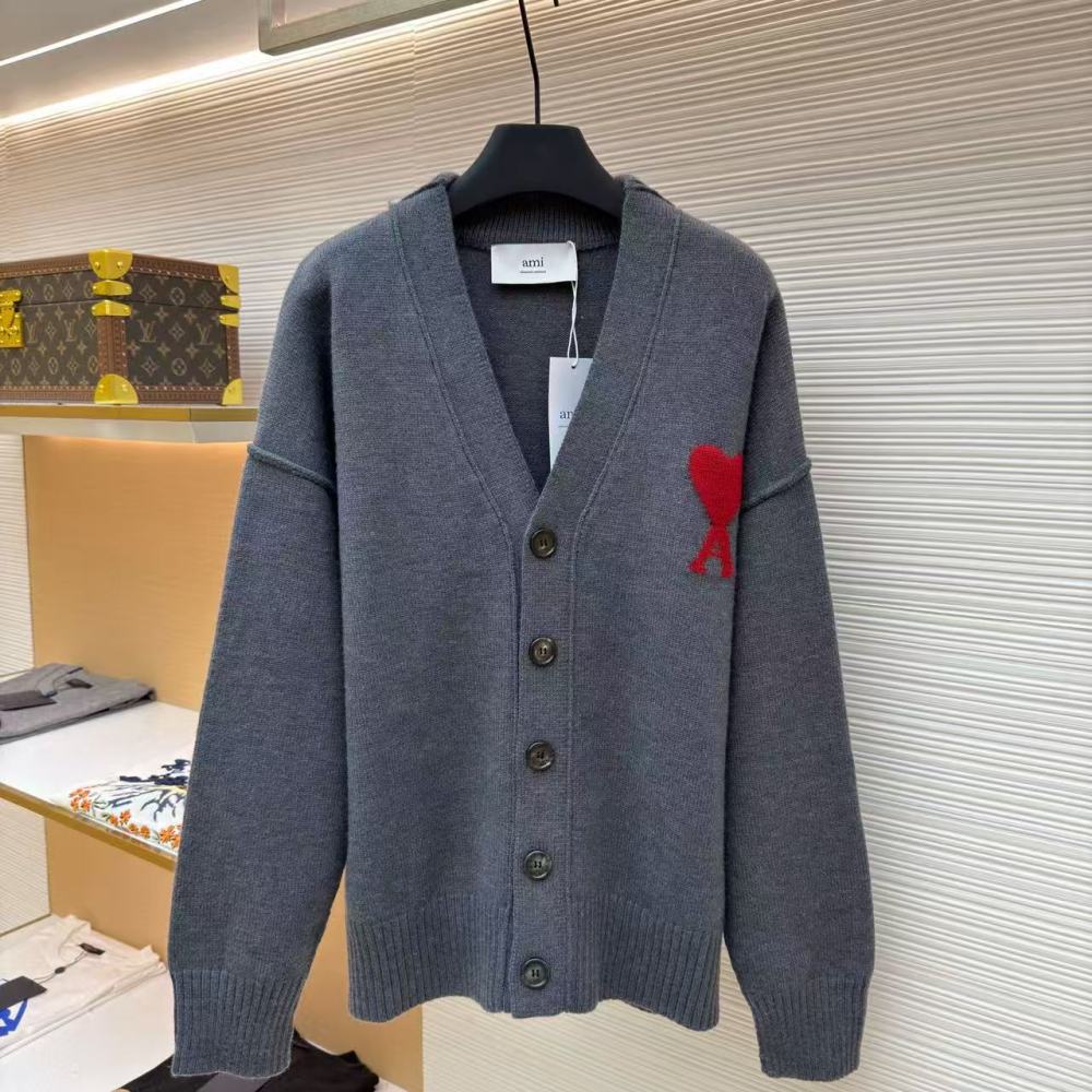 香港高仿衣服 AMIPARIS  FW21 大愛心紅標Logo羊毛寬鬆落肩V領開衫毛衣 男女同款 灰色