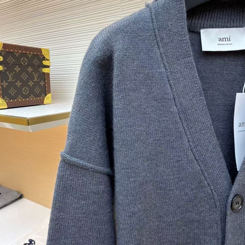 香港高仿衣服 AMIPARIS  FW21 大愛心紅標Logo羊毛寬鬆落肩V領開衫毛衣 男女同款 灰色