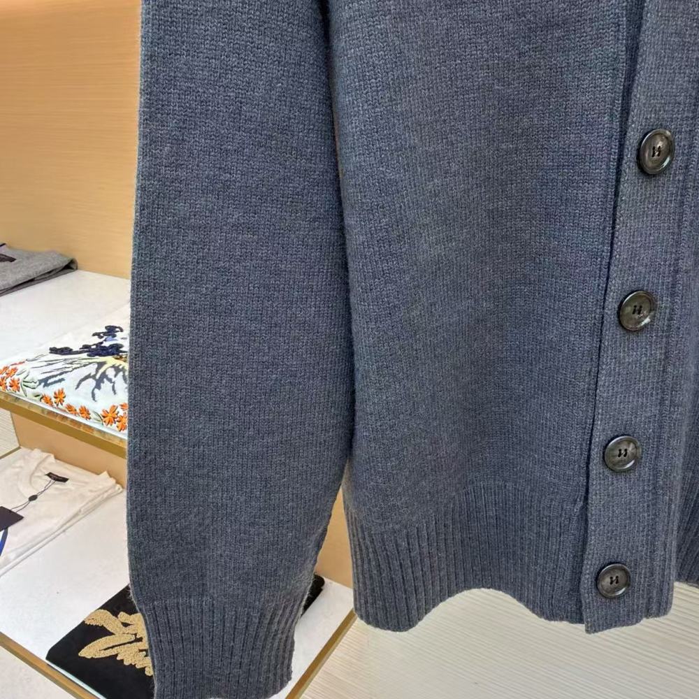 香港高仿衣服 AMIPARIS  FW21 大愛心紅標Logo羊毛寬鬆落肩V領開衫毛衣 男女同款 灰色