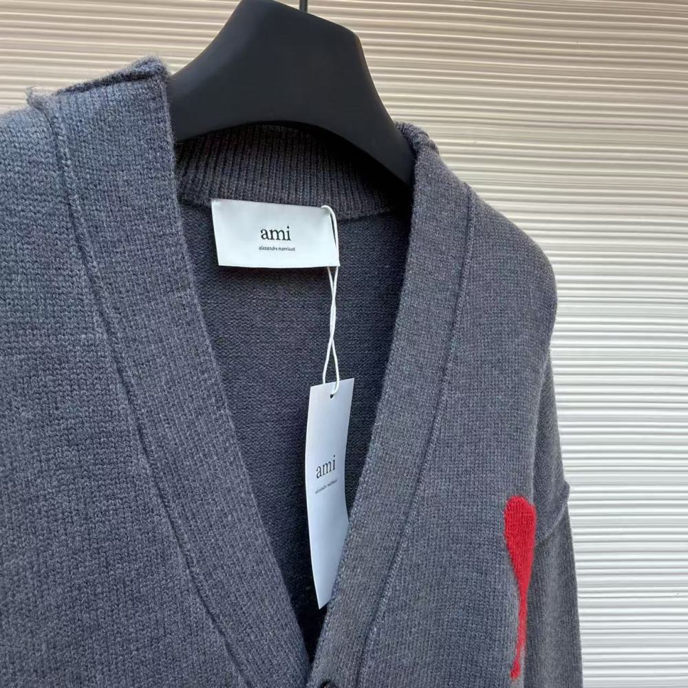 香港高仿衣服 AMIPARIS  FW21 大愛心紅標Logo羊毛寬鬆落肩V領開衫毛衣 男女同款 灰色