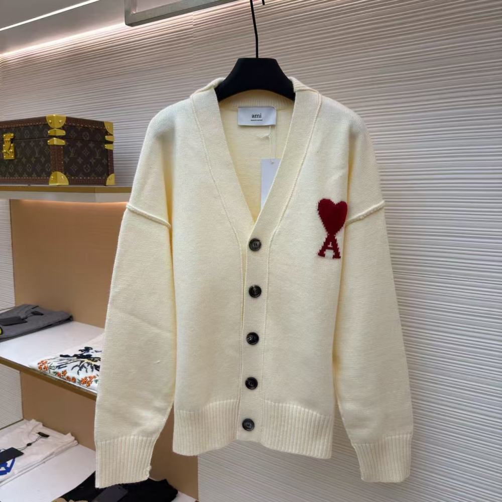 香港高仿衣服 AMIPARIS FW25 大愛心紅標LogoV領長袖單排扣針織衫 女款 米白色
