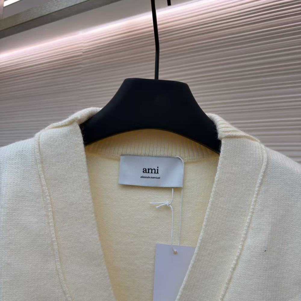 香港高仿衣服 AMIPARIS FW25 大愛心紅標LogoV領長袖單排扣針織衫 女款 米白色