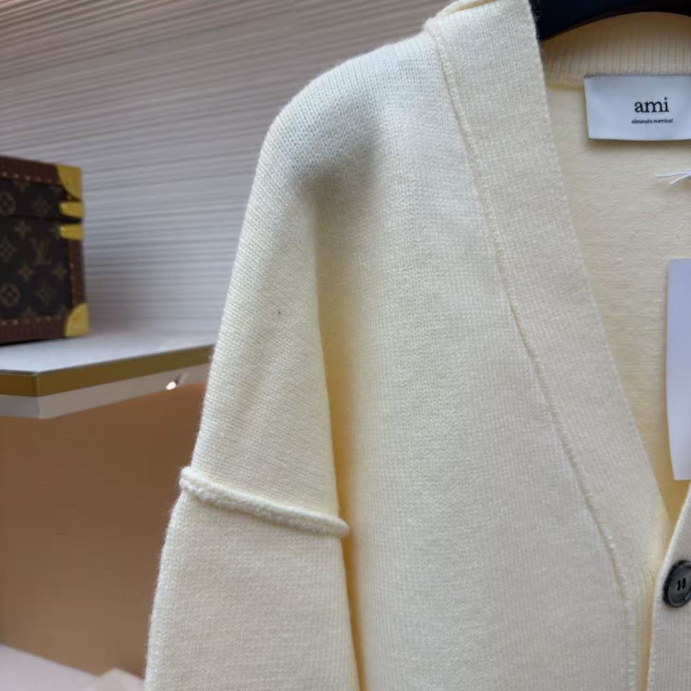 香港高仿衣服 AMIPARIS FW25 大愛心紅標LogoV領長袖單排扣針織衫 女款 米白色