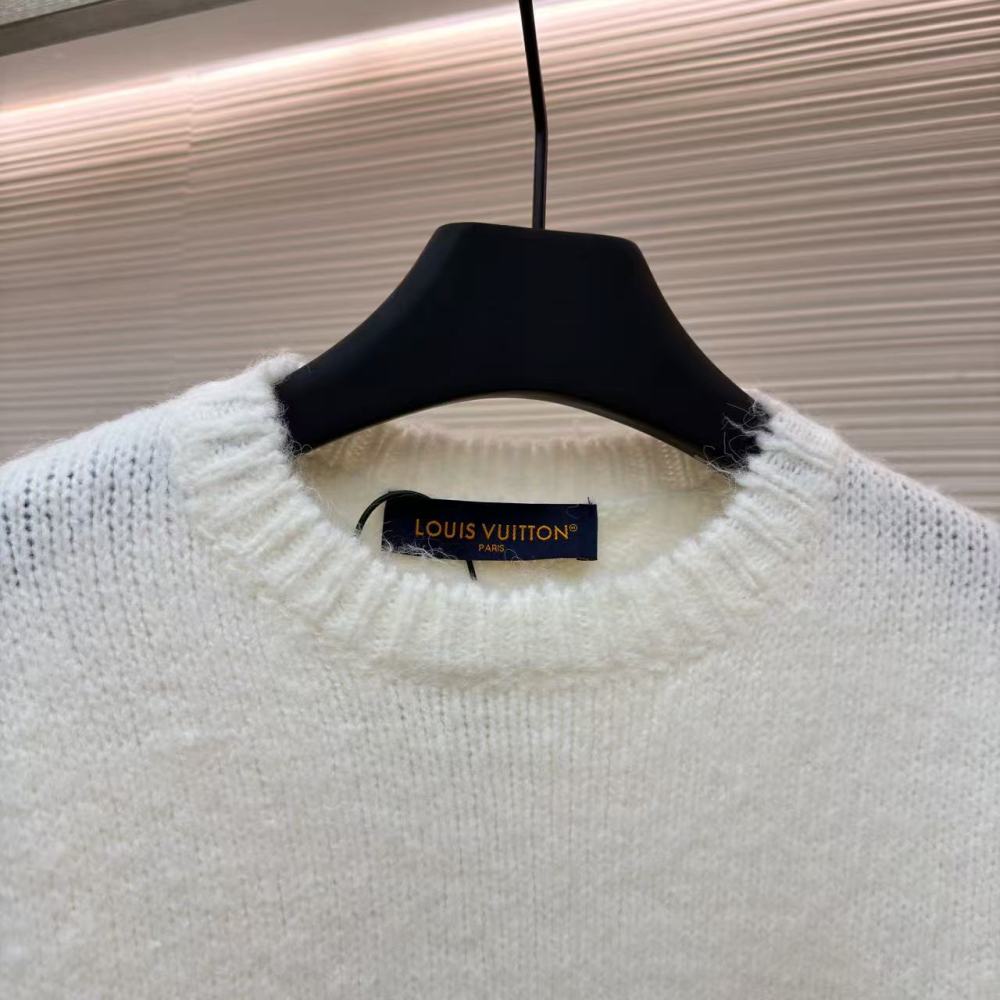 香港高仿衣服 Louis Vuitton SS25 男士春夏系列 純色字母嵌花套頭毛衣 男款 白色