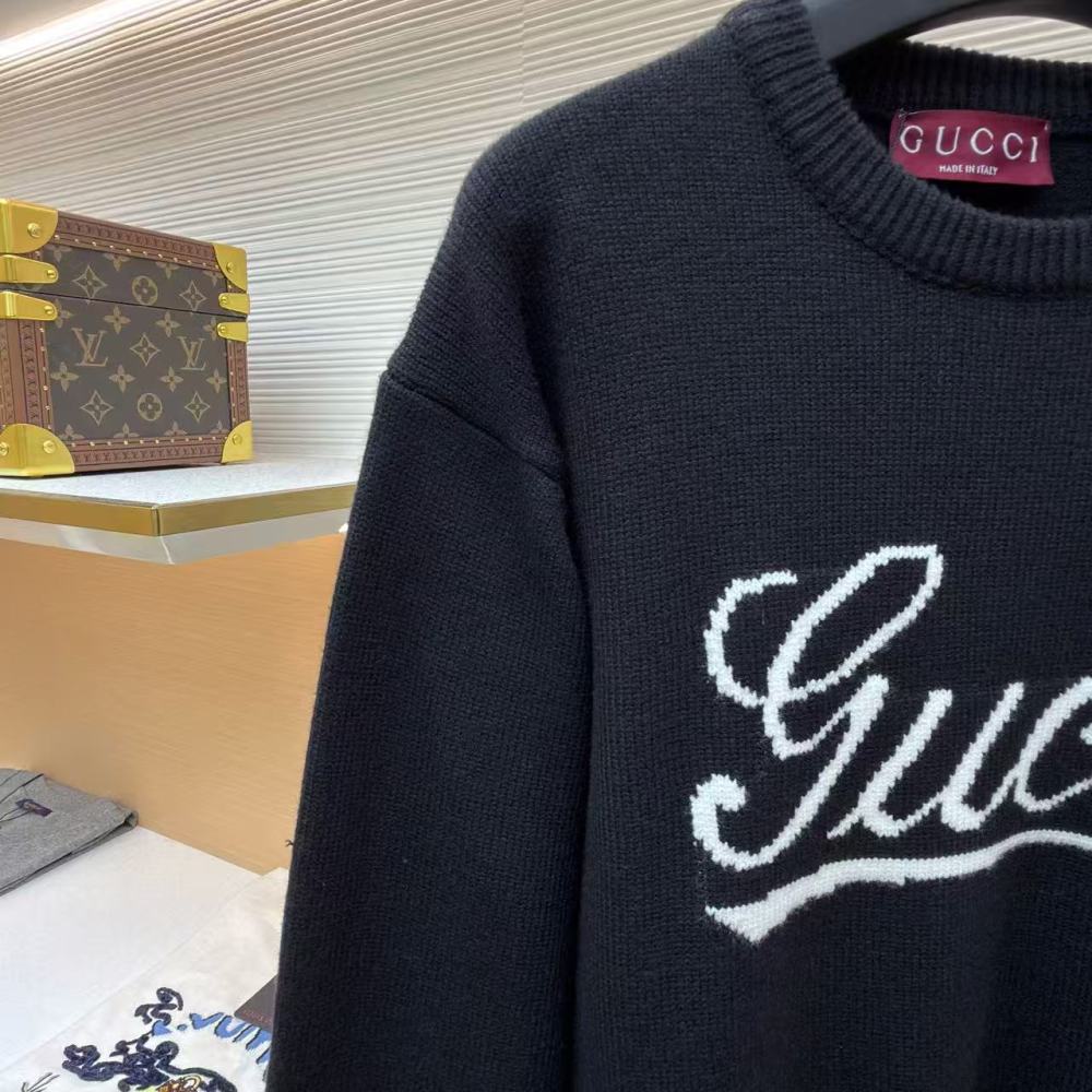 香港高仿衣服 GUCCI古馳 FW24 字母印花圓領套頭寬鬆長袖毛衣 男款 黑色