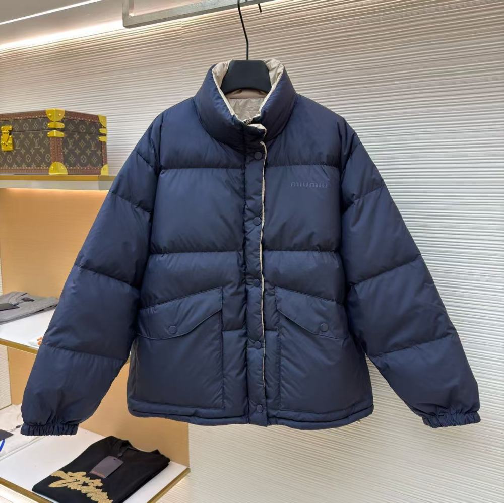 香港高仿衣服 MIUMIU 雙面立領徽標拉鏈長袖羽絨服 女款
