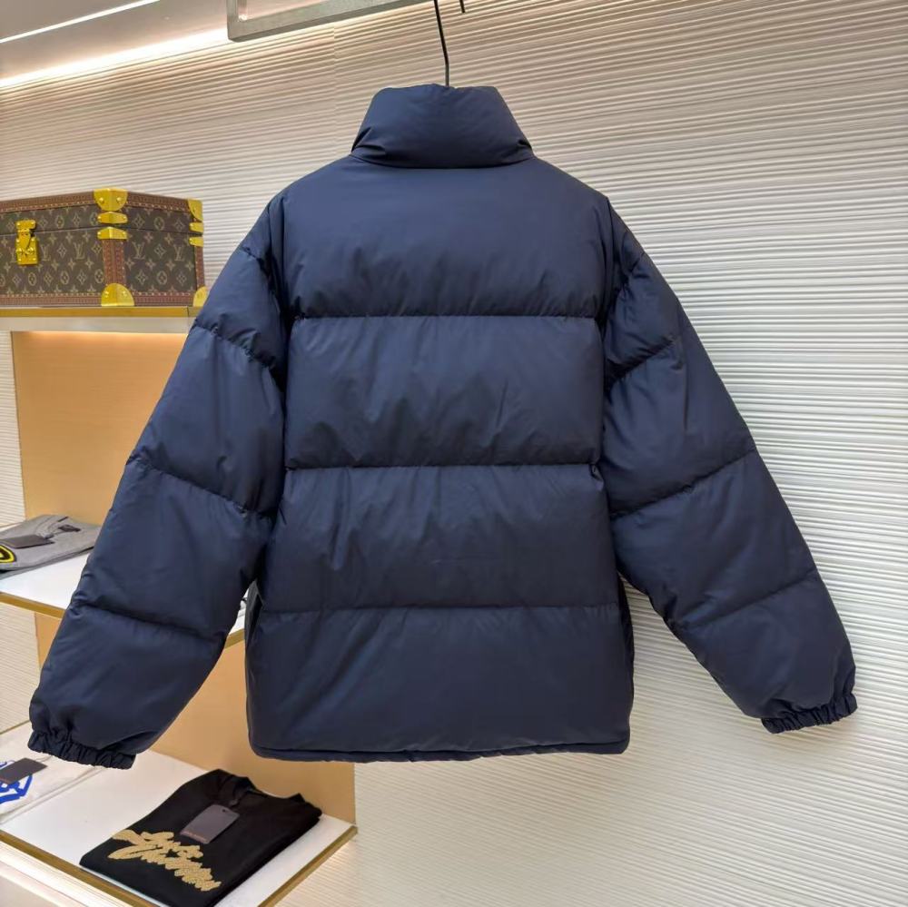 香港高仿衣服 MIUMIU 雙面立領徽標拉鏈長袖羽絨服 女款