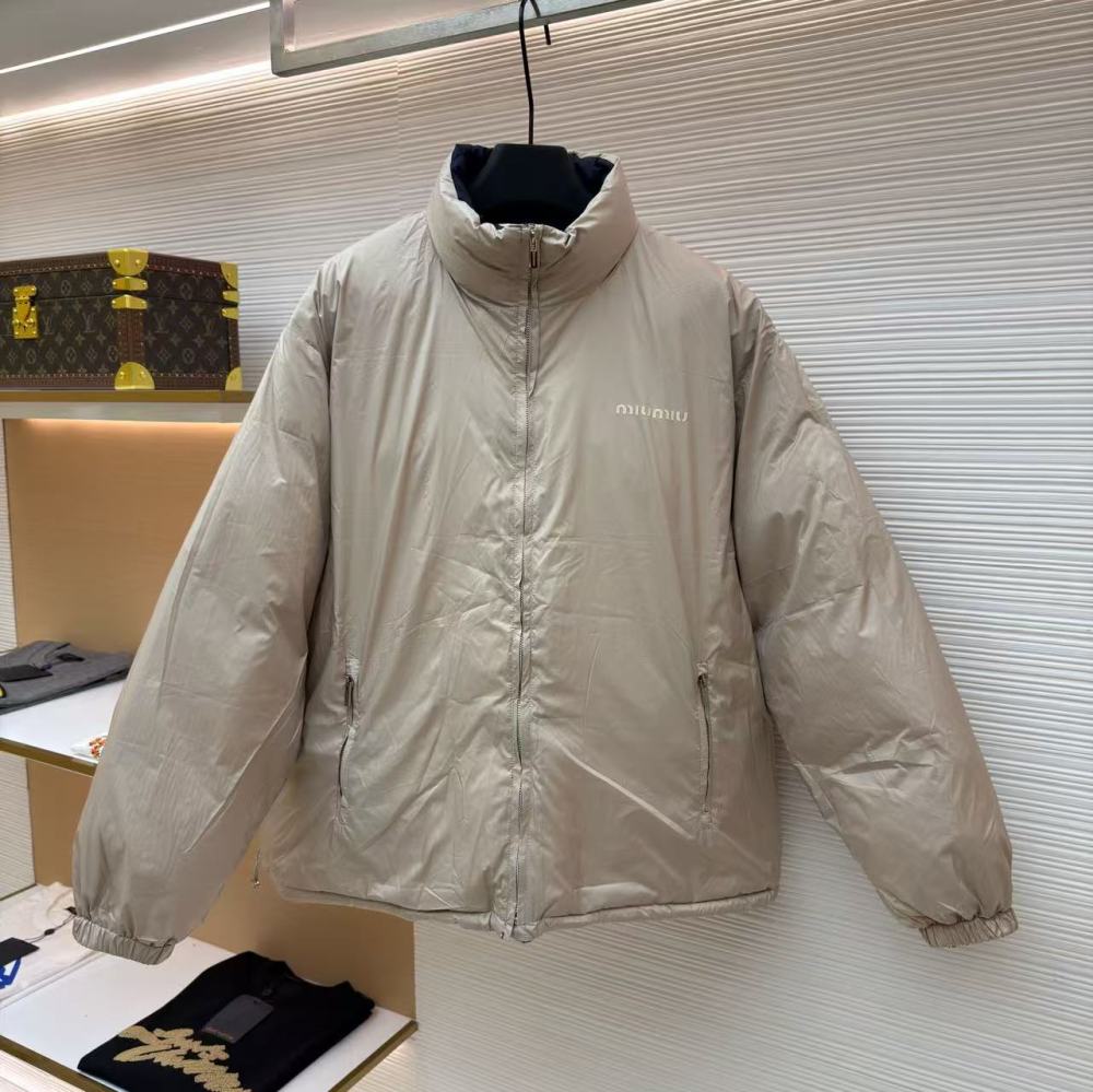 香港高仿衣服 MIUMIU 雙面立領徽標拉鏈長袖羽絨服 女款