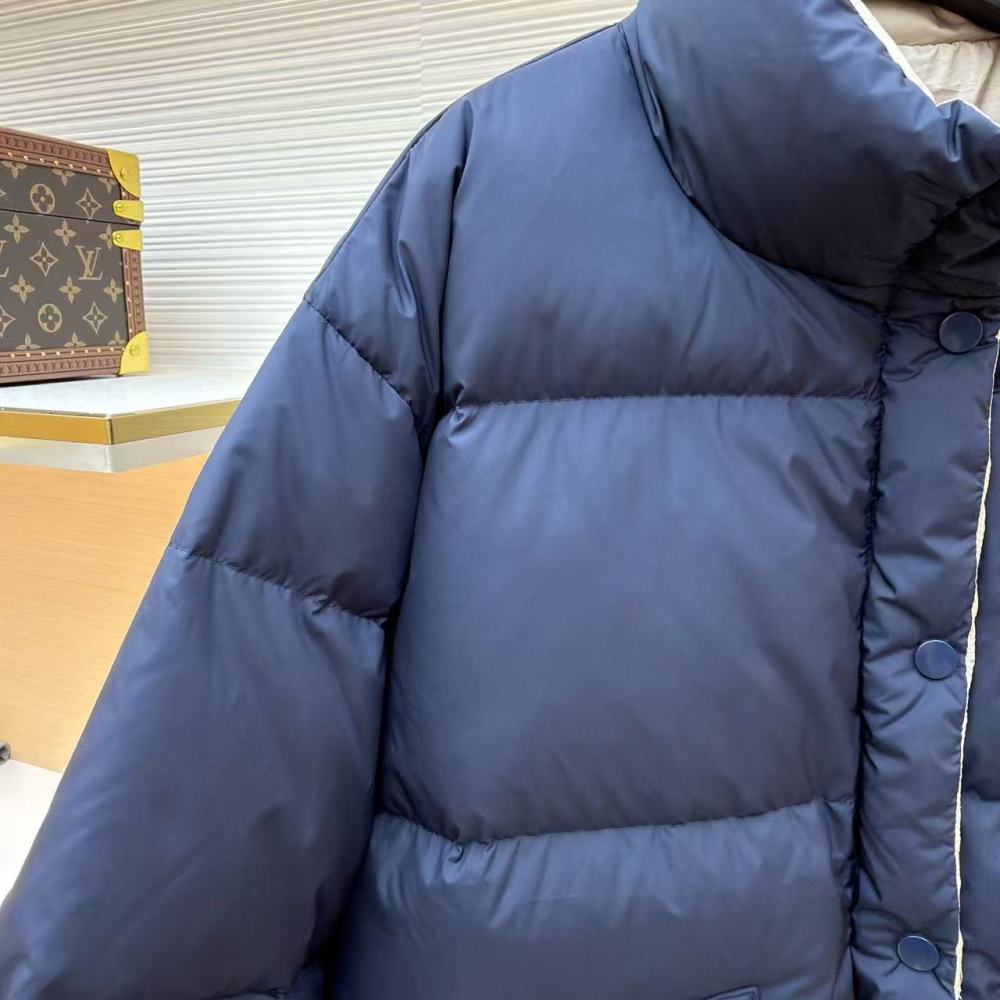 香港高仿衣服 MIUMIU 雙面立領徽標拉鏈長袖羽絨服 女款