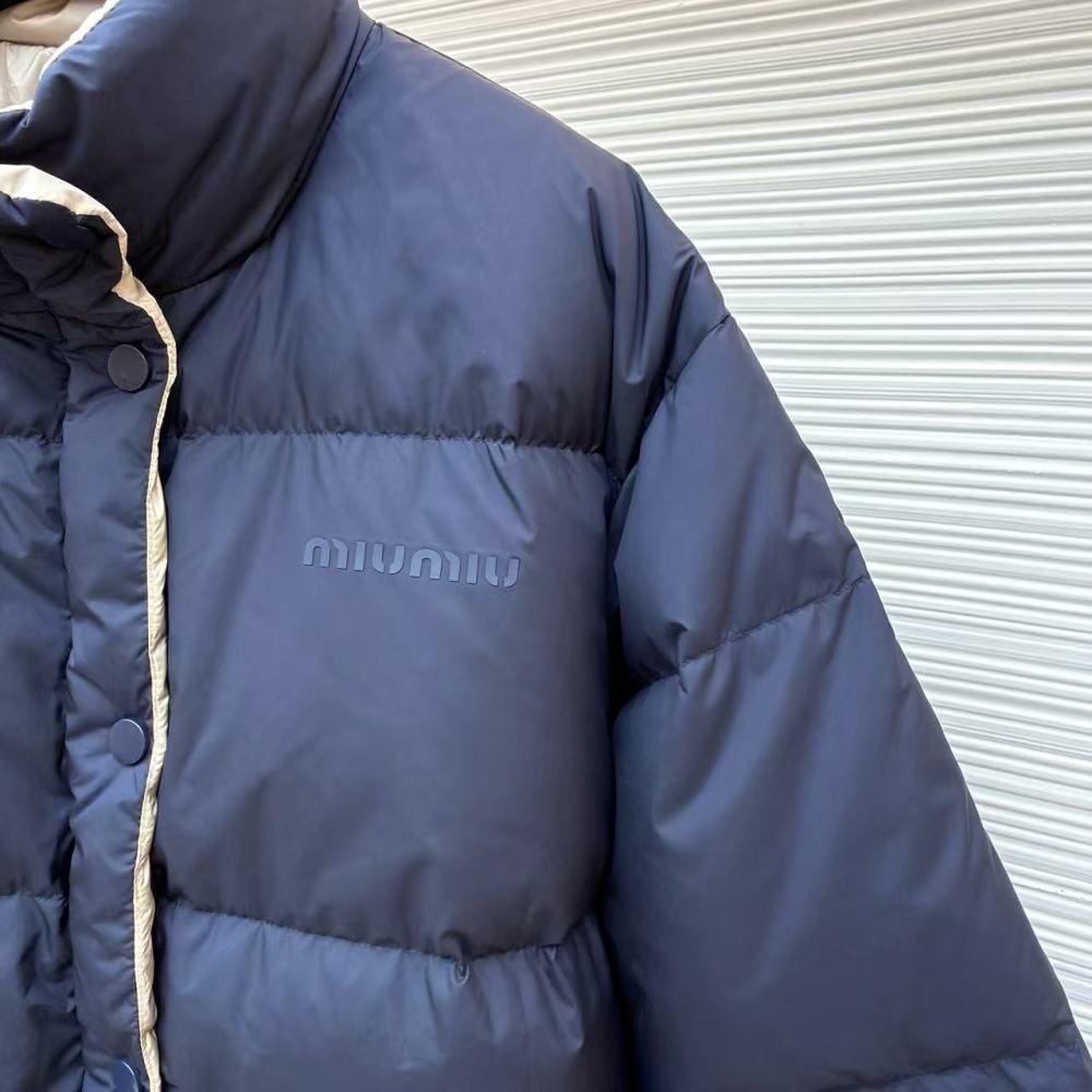 香港高仿衣服 MIUMIU 雙面立領徽標拉鏈長袖羽絨服 女款