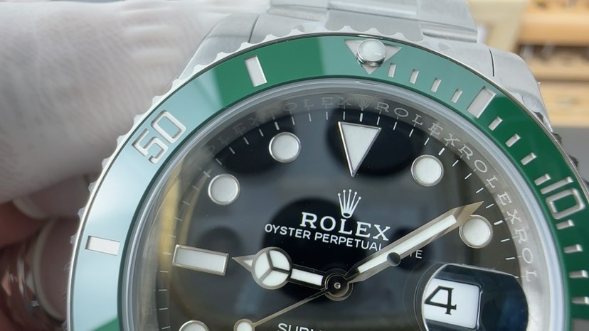 Rolex Submariner 126610LV 錶盤細節 皇冠標與陶瓷圈刻度特寫