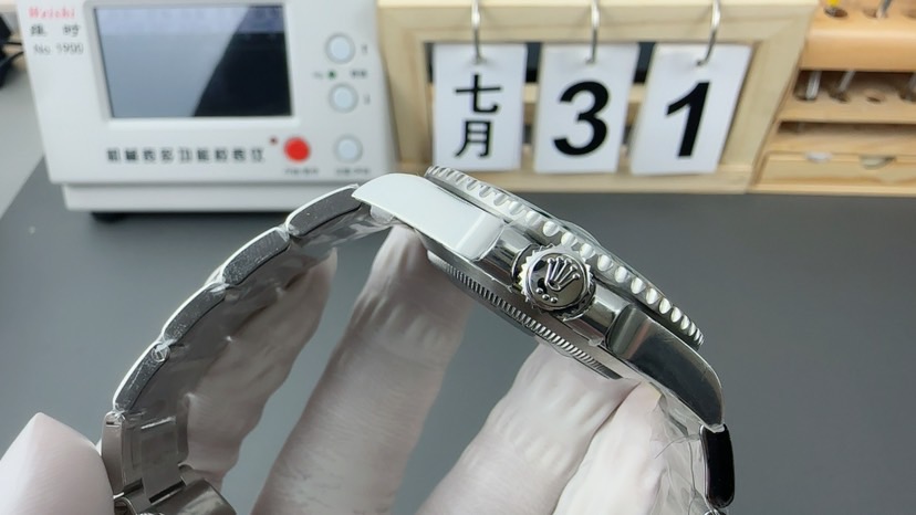 勞力士 126610LV 錶殼側面輪廓 錶冠護肩與旋入式錶冠細節