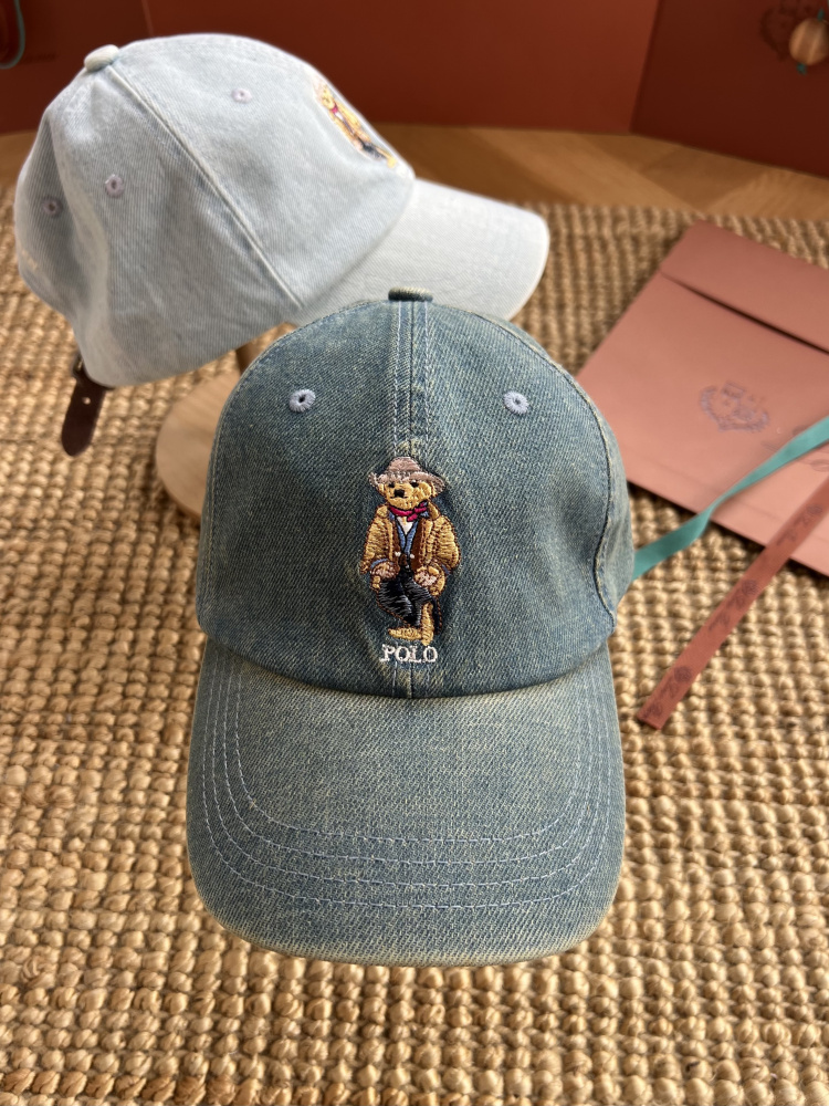 alt="Ralph Lauren 小熊刺绣牛仔棒球帽，深蓝与浅蓝双色展示"