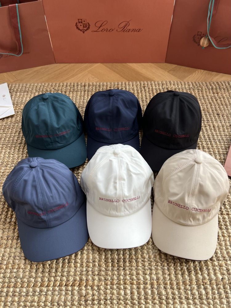 alt="Brunello Cucinelli 刺繡標誌棒球帽，六色展示"