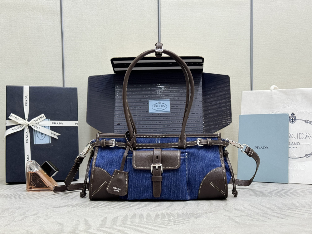 alt="Prada丹寧拼皮手提包正面展示，配棕色皮革手柄"