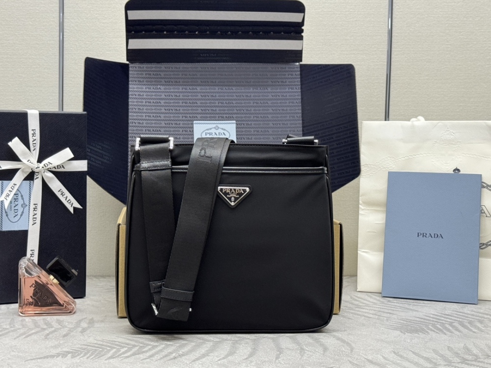 alt="Prada黑色尼龍單肩包正面展示，配可調節肩帶"