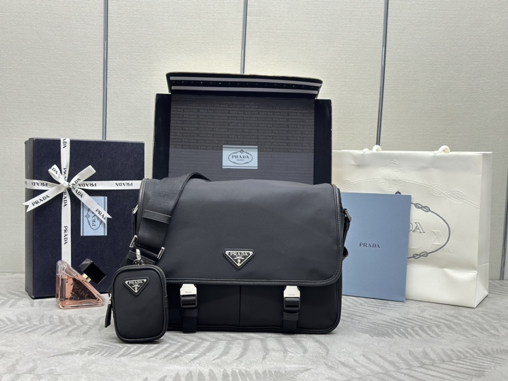 alt="Prada黑色尼龍郵差包正面展示，配可拆卸小包"