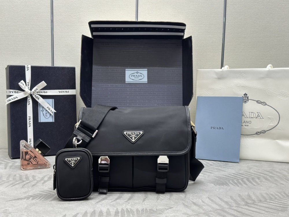 alt="Prada黑色尼龍大號郵差包正面展示，配可拆卸小包"