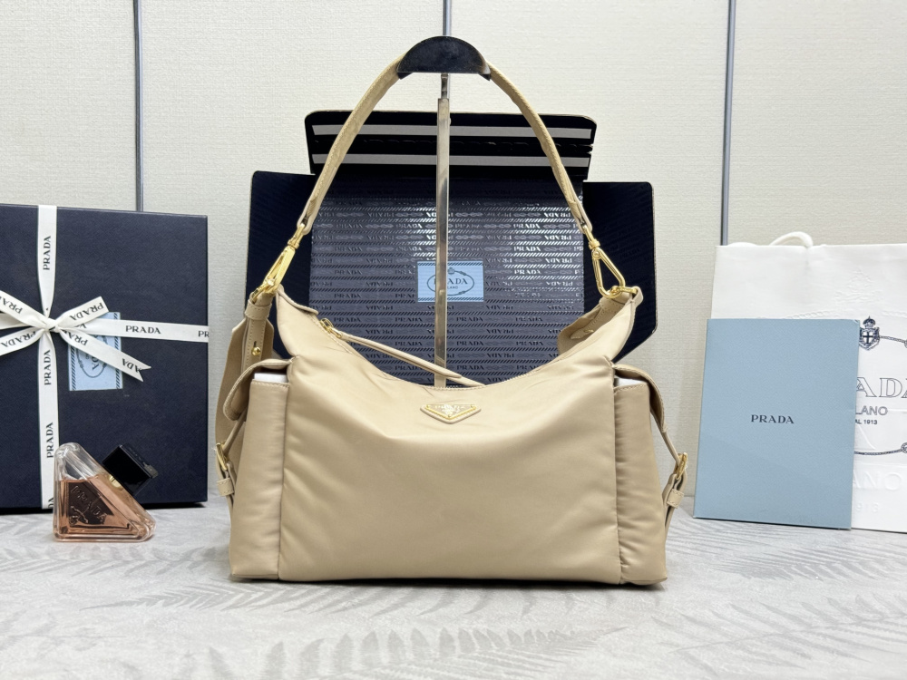 alt="Prada米色尼龍Hobo腋下包正面展示"