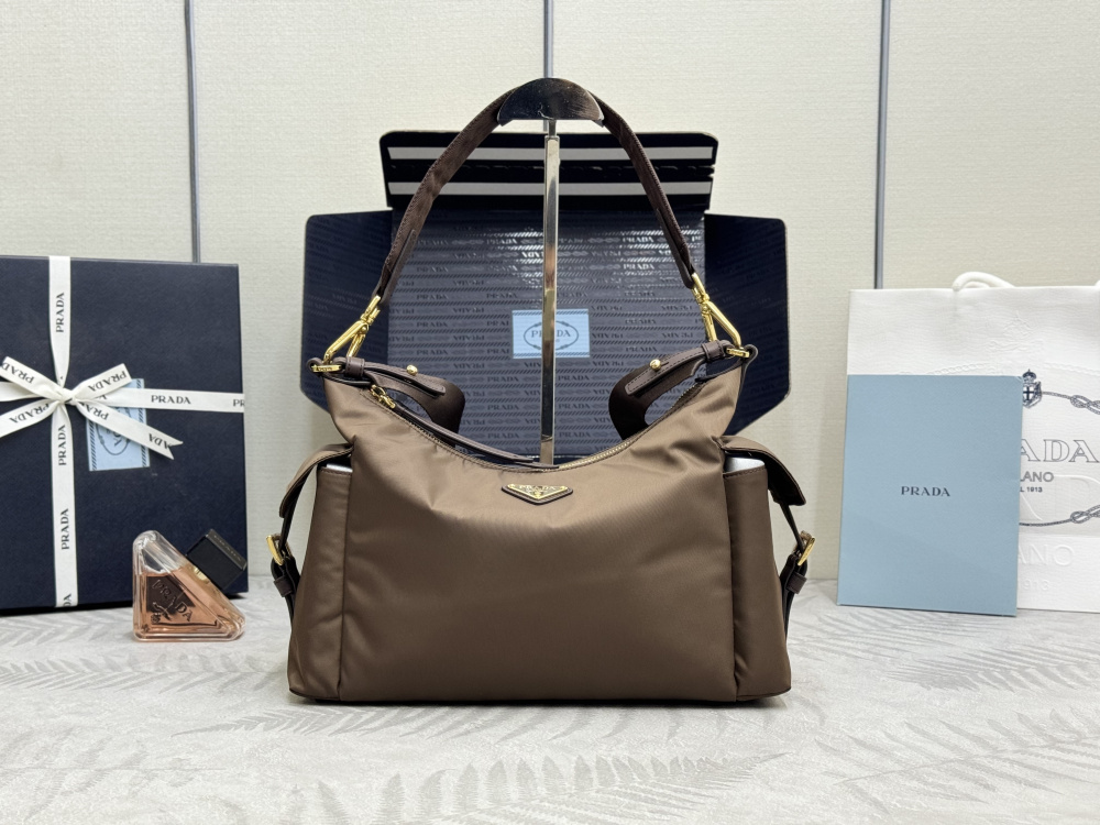 alt="Prada棕色尼龍Hobo腋下包正面展示"