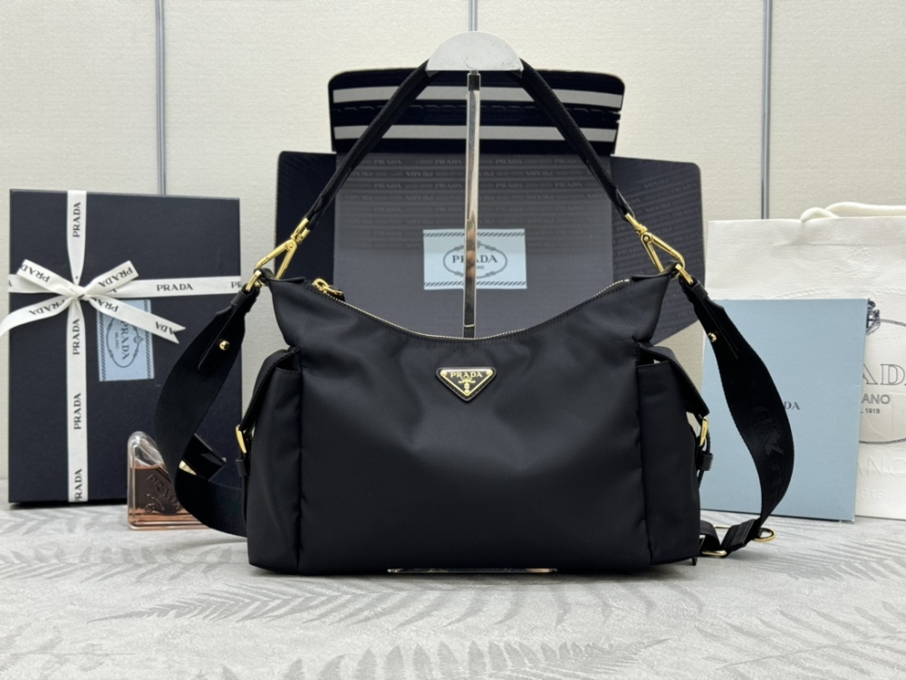 alt="Prada黑色尼龍Hobo腋下包正面展示"