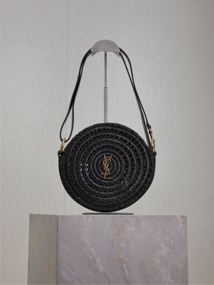 alt="Saint Laurent Round Raffia Bag，黑色圓形拉菲草編織，搭配黑色皮革肩帶與金色YSL Logo"