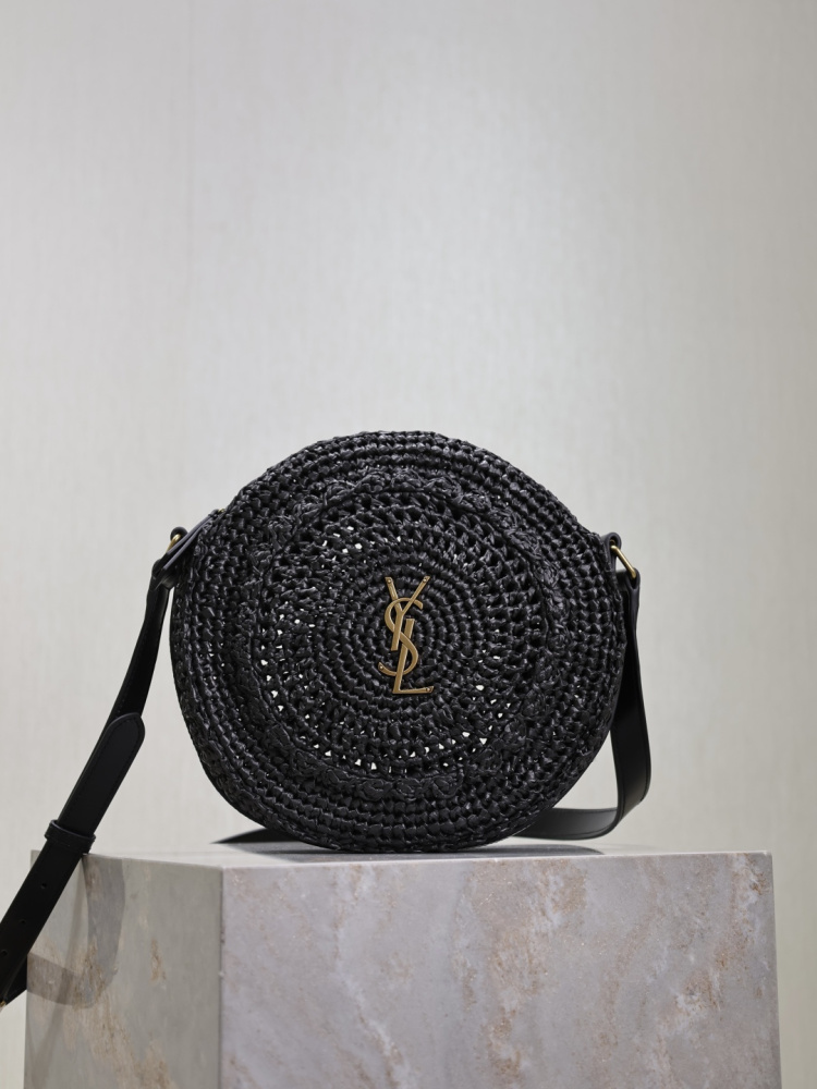 alt="Saint Laurent Round Raffia Bag，黑色圓形拉菲草編織，搭配黑色皮革肩帶與金色YSL Logo"