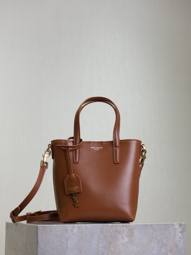 alt="Saint Laurent 棕色平纹牛皮迷你托特包，金色YSL Logo"