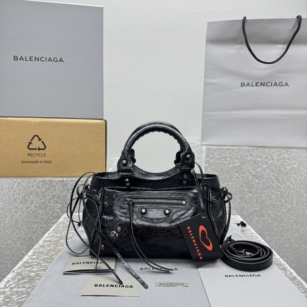 alt="巴黎世家 Le City 黑色机车包与品牌包装盒、购物袋"