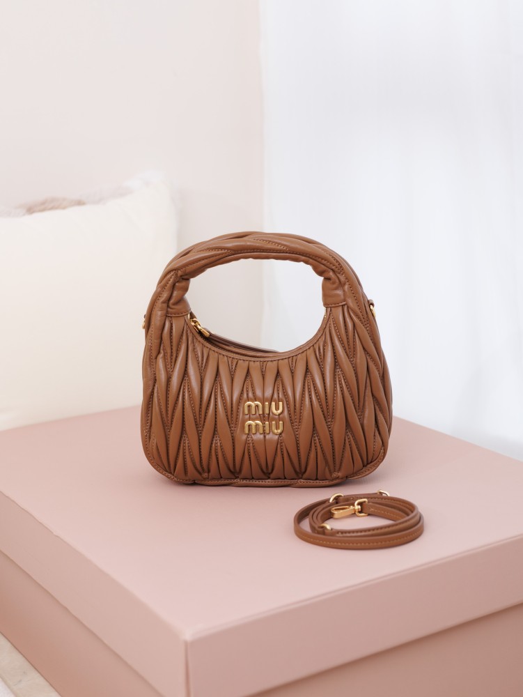 alt="Miu Miu Wander系列棕色褶皺皮革單肩包正面特寫"