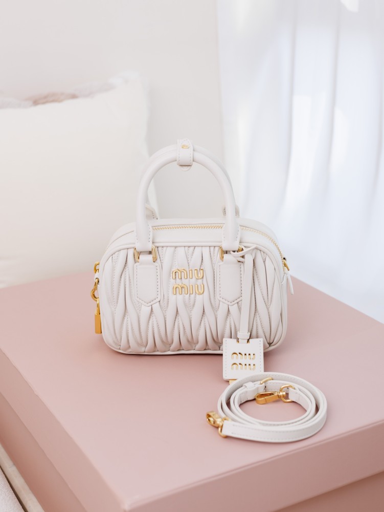 alt="Miu Miu Arcadie保齡球包正面特寫"