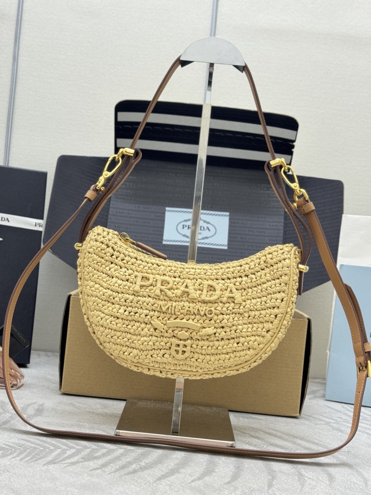 alt="普拉達編織半月包官方展示"