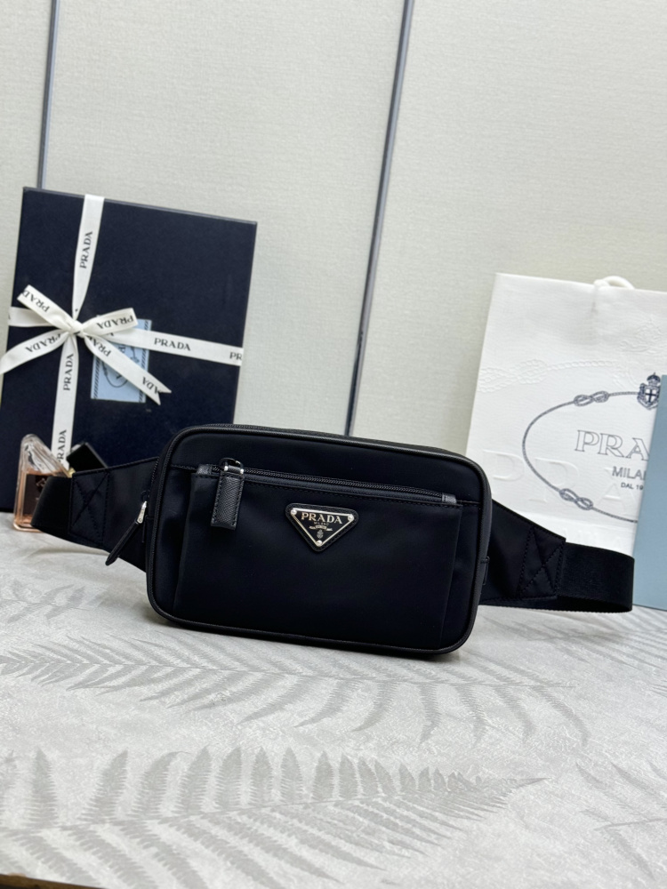 alt="普拉達黑色尼龍腰包整體展示"