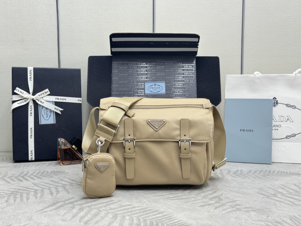 alt="普拉達米色尼龍郵差包整體展示"