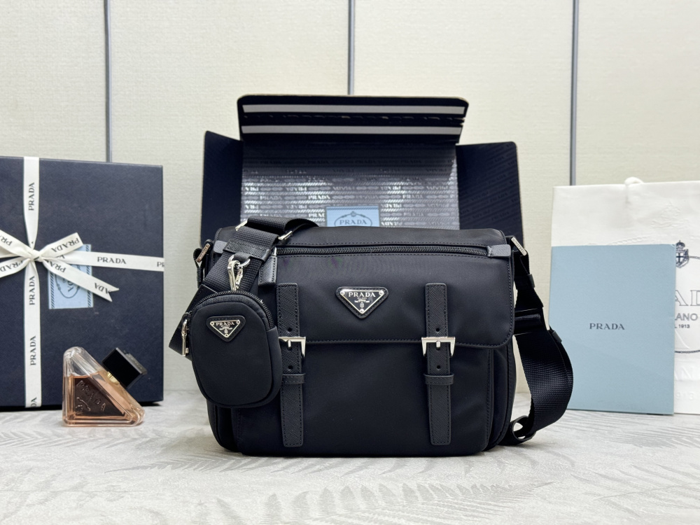 alt="普拉達黑色尼龍郵差包整體展示"