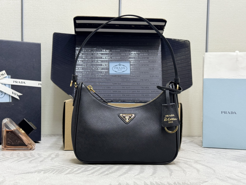 alt="普拉達黑色十字紋皮革Hobo腋下包整體展示"