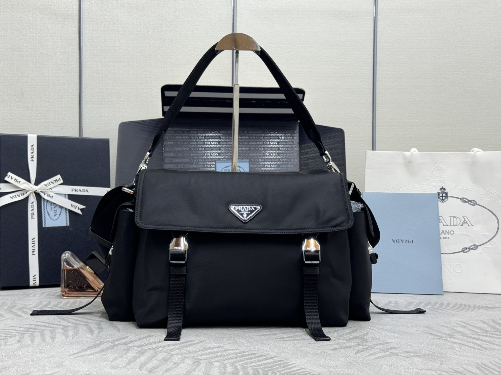 alt="普拉達黑色尼龍手提包整體展示"