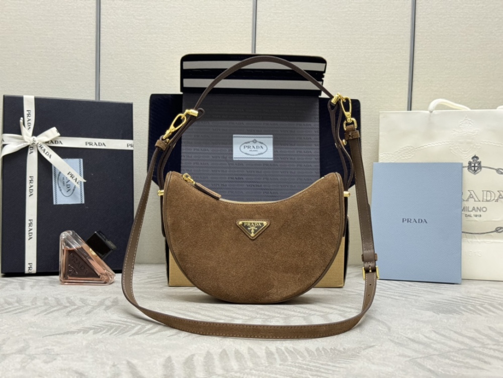 alt="普拉達棕色麂皮月亮包整體展示"