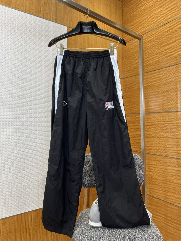 BLCG巴黎世家聯名運動長褲，側邊白色織帶+立體刺繡標識